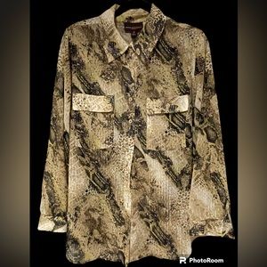 Woman’s blouse size 1X.